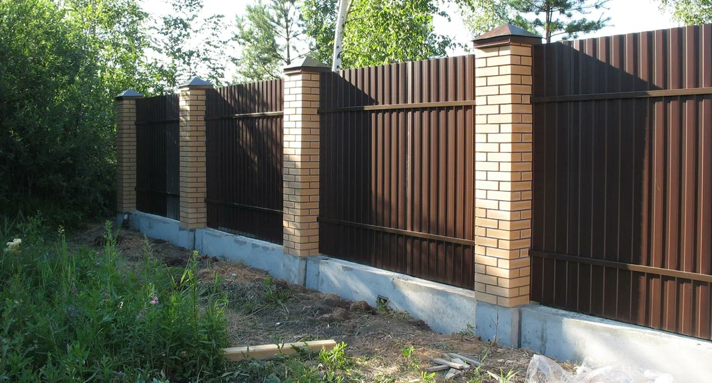 Купить Для коттеджа забор из профнастила с кирпичными столбами